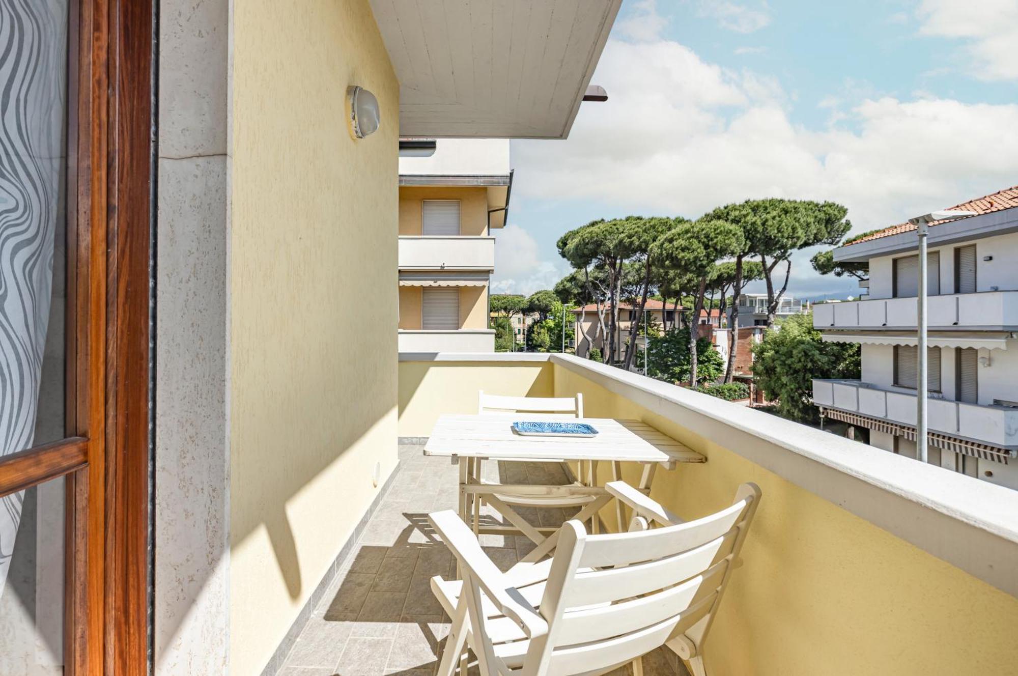 Comfy Apartment With Private Parking Near The Beach! Viareggio Buitenkant foto